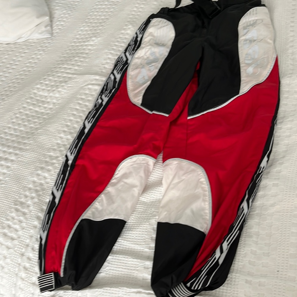 Great women’s wind pants the go-to for campus or out of the trail. Relaxed fit.